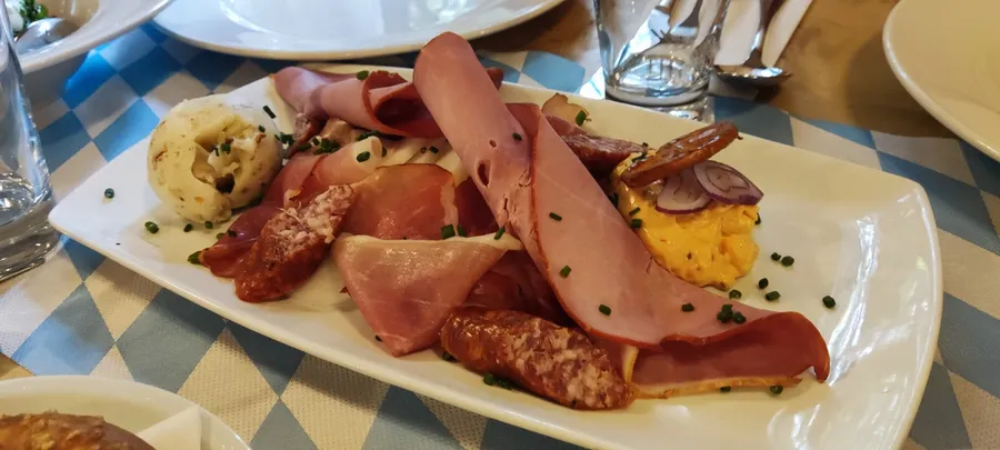 Brotzeitbrettl mit Schinken, Wurst und Obatzda im Winkelstüberl