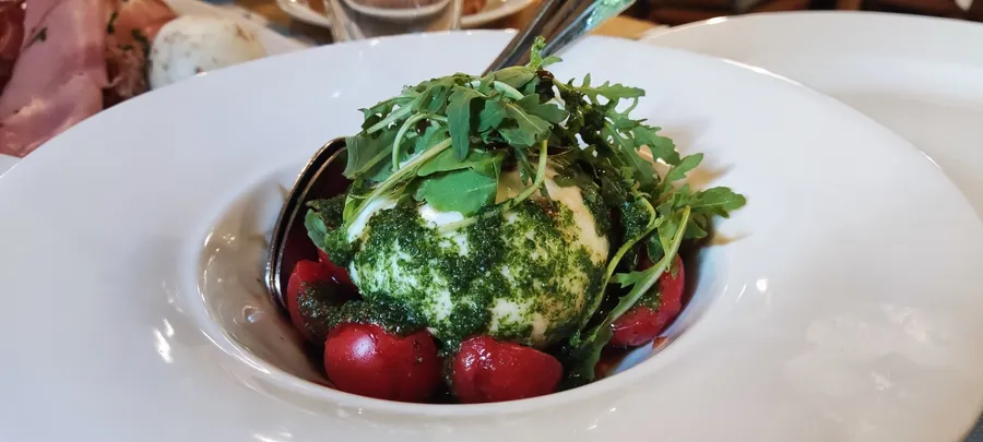 Burrata mit Tomaten, Rucola und Kräuteröl im Winkelstüberl München