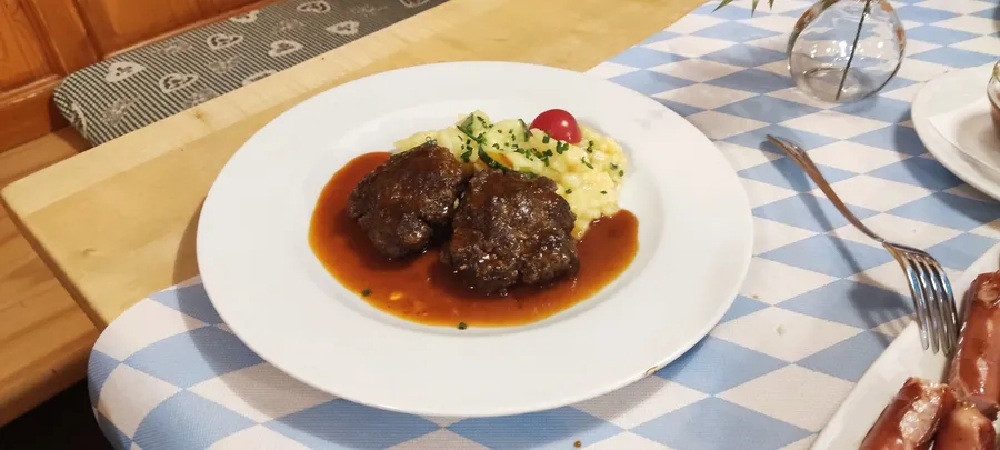 Fleischpflanzerl mit Soße und Beilage im Winkelstüberl München