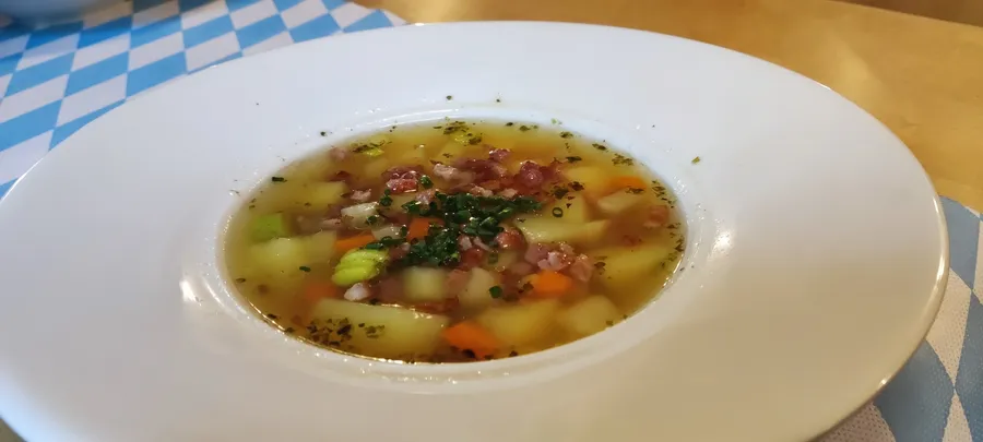 Kartoffelsuppe mit Speck und Gemüse im Winkelstüberl München