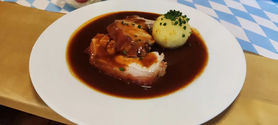 Bayerisches Spanferkel mit Dunkelbiersoße und Kartoffelknödel im Winkelstüberl München