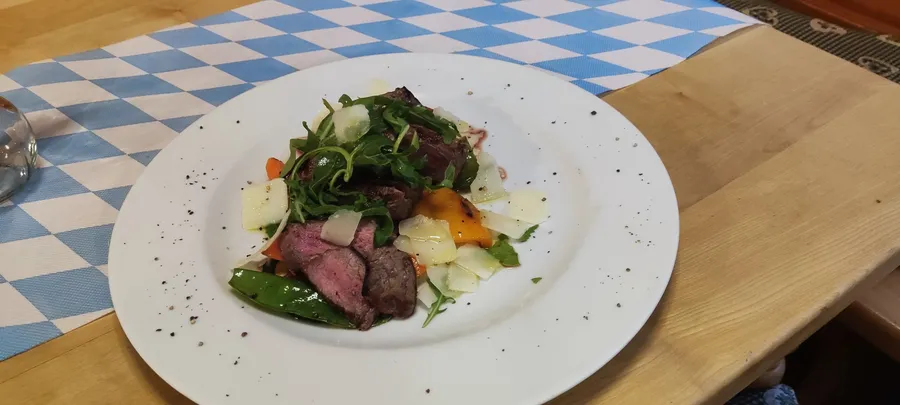 Tagliata di Manzo mit gegrilltem Gemüse, Rucola und Parmesan im Winkelstüberl München