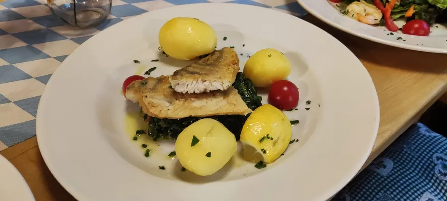 Zanderfilet mit Spinat und Kartoffeln im Winkelstüberl München