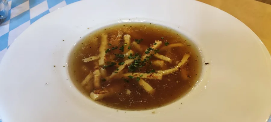 Rinderbouillon mit Pfannkuchenstreifen und Schnittlauch im Winkelstüberl München