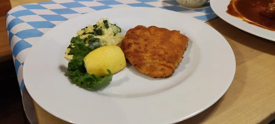 Schnitzel nach Wiener Art mit Kartoffel-Gurken-Salat und Zitrone im Winkelstüberl München