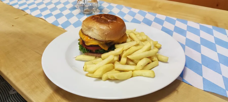 Winkel Burger mit Cheddar, Salat, Tomate und Pommes im Winkelstüberl München